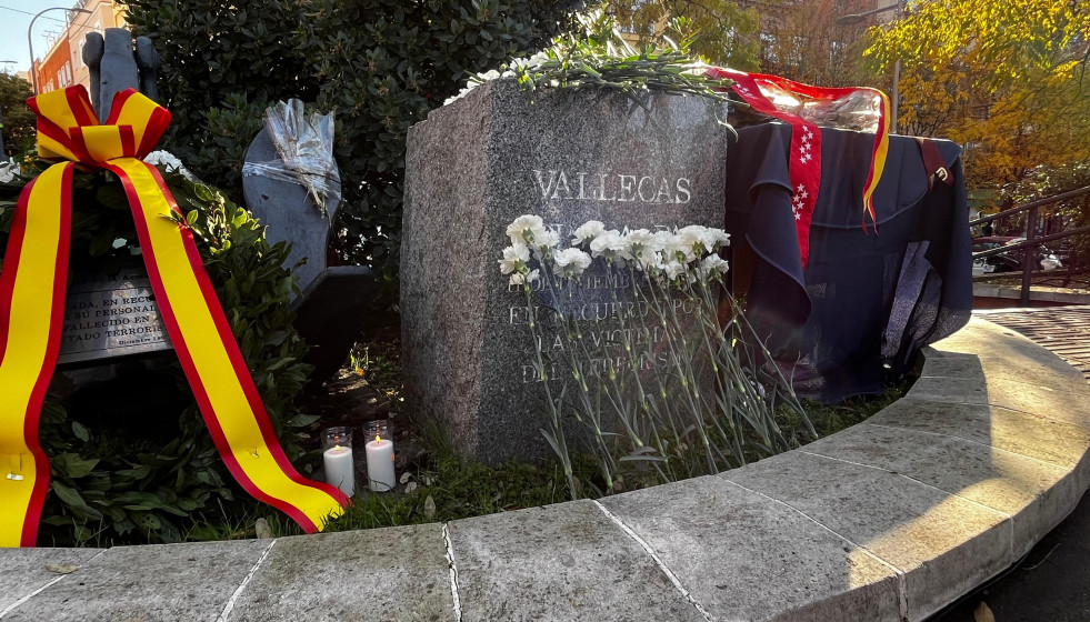 Monolito en recuerdo de las víctimas del atentado de ETA en Puente de Vallecas, tras el acto por el 30º aniversario