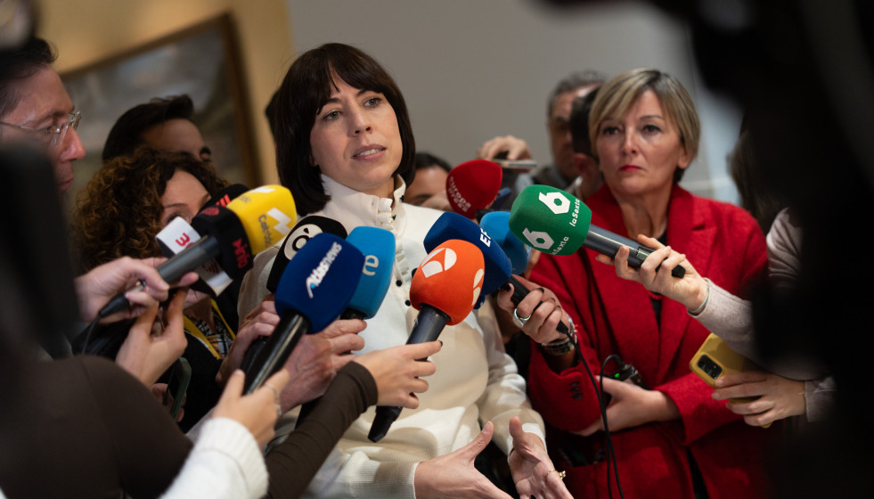 La secretaria general del PSPV-PSOE, Diana Morant, atiende a los medios de comunicación