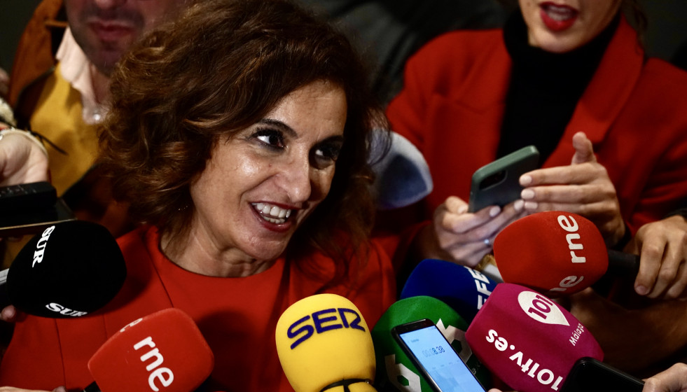 María Jesús Montero atiende a los medios de comunicación.