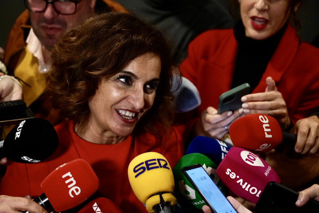 María Jesús Montero atiende a los medios de comunicación.