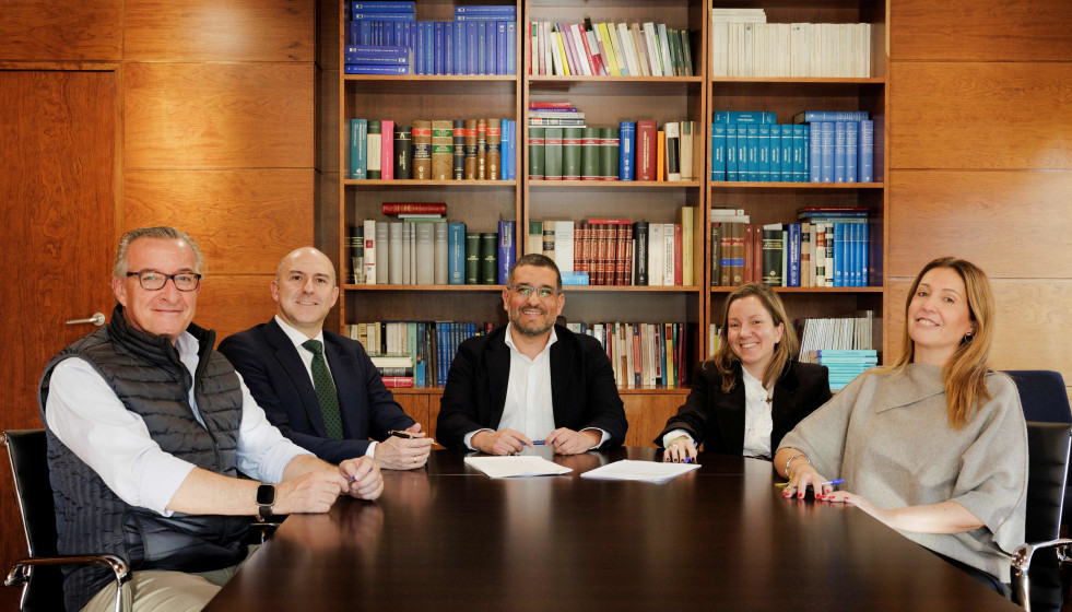 Archivo - Firma del acuerdo entre Indra y Fyla