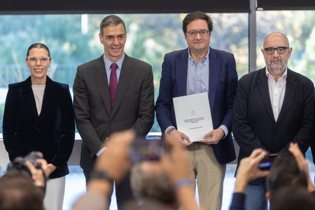 El presidente del Gobierno, Pedro Sánchez y el ministro para la Transformación Digital y de la Función Pública, Óscar López, durante la firma con los sindicatos del acuerdo alcanzado para la mejora de las condiciones laborales y salariales de los empleado