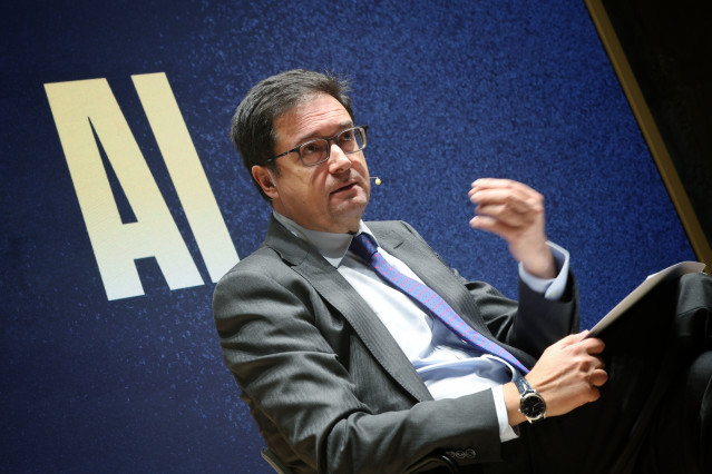 Archivo - El ministro para la Transformación Digital y de la Función Pública, Óscar López, en la rueda de prensa posterior a la reunión del Consejo Internacional de IA celebrada este jueves en la sede del ministerio, a 11 de diciembre de 2025, en Madrid (
