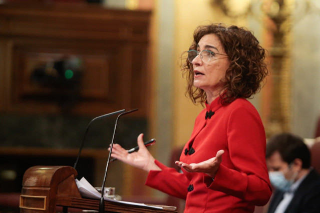 Archivo - La ministra de Hacienda, María Jesús Montero, ante el Pleno del Congreso