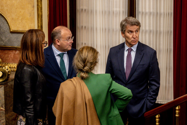 El secretario general del PP, Miguel Tellado, y el presidente del PP, Alberto Núñez Feijóo (d), a su salida de una sesión plenaria en el Congreso, a 11 de diciembre de 2025, en Madrid (España).