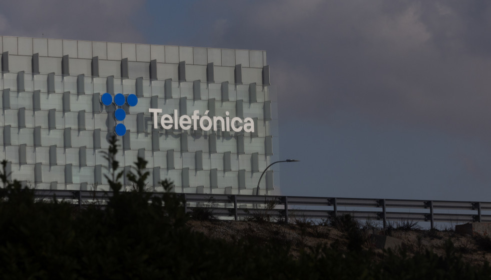 Archivo - Fachada de la sede de Telefónica