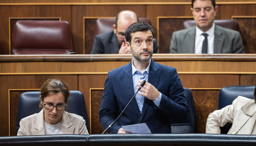 El ministro de Derechos Sociales, Consumo y Agenda 2030, Pablo Bustinduy, interviene durante una sesión de control al Gobierno, en el Congreso de los Diputados, a 10 de diciembre de 2025, en Madrid (