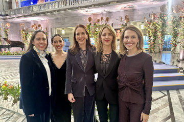 La portavoz adjunta del Grupo Popular, Cayetana Álvarez de Toledo, posa con las tres hermanas y la sobrina de María Corina Machado en Oslo (Noruega).