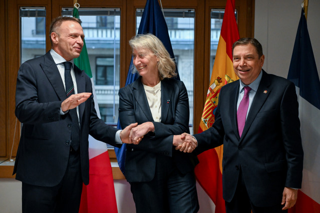 El ministro de Agricultura y Pesca, Luis Planas, junto a sus homólogos de Italia, Francesco Lollobrigida, y Francia, Catherine Chabaud, en el marco de la reunión en Bruselas.