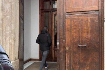 Uno de los agentes de la UCO accede al edificio donde se encuentra la sede central de Forestalia, donde este jueves se ha practicado un registro en el marco de la trama Leire.