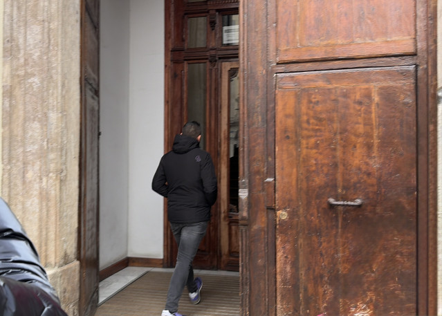 Uno de los agentes de la UCO accede al edificio donde se encuentra la sede central de Forestalia, donde este jueves se ha practicado un registro en el marco de la trama Leire.