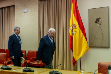 Los expresidentes del Gobierno José Luis Rodríguez Zapatero y Felipe González, durante la presentación del libro  'Discursos parlamentarios' de Alfredo Pérez Rubalcaba, en el Congreso de los Dipu