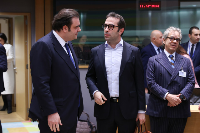 El ministro de Finanzas griego, Kyriakos Pierrakakis, charla con el ministro Carlos Cuerpo en los márgenes del Eurogrupo.