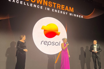 Estibaliz Pombo, responsable de Productos Energéticos de Repsol, recogiendo el Premio Platts