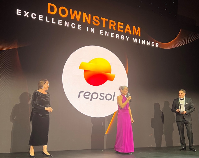 Estibaliz Pombo, responsable de Productos Energéticos de Repsol, recogiendo el Premio Platts