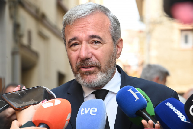 Archivo - El presidente del Gobierno de Aragón, Jorge Azcón, atiende a los medios.