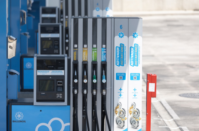 Archivo - Una gasolinera 'low cost', a 31 de julio de 2025, en Madrid