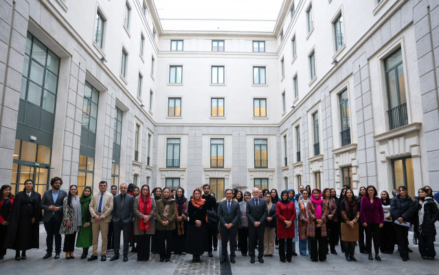 El ministro de Asuntos Exteriores, Unión Europea y Cooperación, José Manuel Albares (c), en una foto de familia durante la inauguración de la conferencia HearUs 2025 titulada 'Promoviendo la rendición de cuentas para las mujeres de Afganistán'