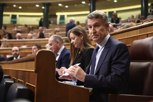 El presidente del Partido Popular, Alberto Núñez Feijóo, durante una sesión de control al Gobierno, en el Congreso de los Diputados, a 10 de diciembre de 2025, en Madrid (España).