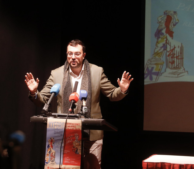 El presidente del Principado, Adrián Barbón, durante la inauguración del XX Foro de Asociaciones de Mujeres del Valle del Nalón.