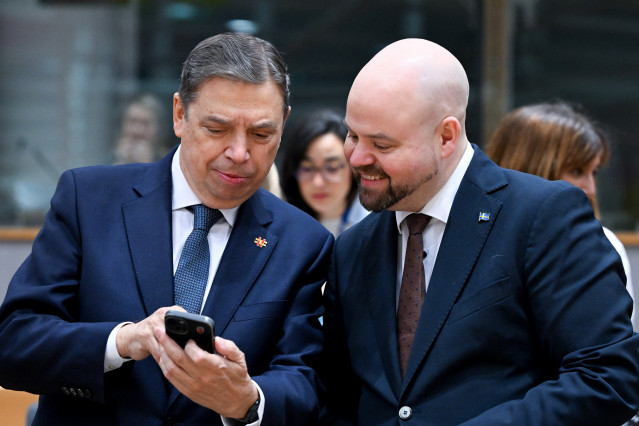 El ministro de Agricultura y Pesca, Luis Planas, junto a su homólogo de Suecia en el marco de la reunión del reparto de cuotas en Bruselas.
