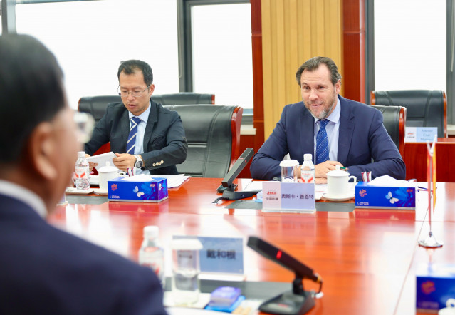 El ministro de Transportes, Óscar Puente, en su visita a China
