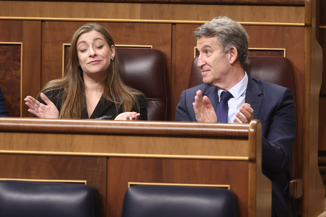 El presidente del PP, Alberto Núñez Feijóo, y la portavoz del PP en el Congreso, Ester Muñoz