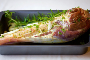 Un trozo de carne en una bandeja