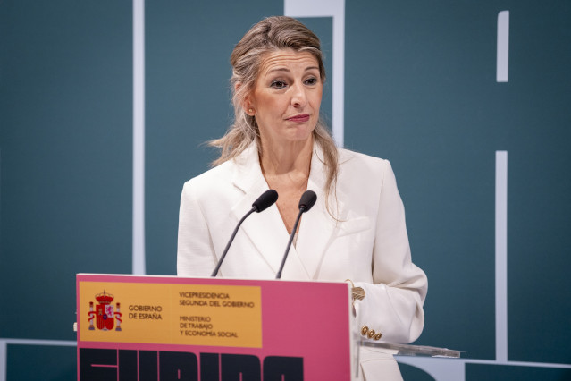 La vicepresidenta segunda, Yolanda Díaz, durante la presentación del IV Informe de la Comisión Asesora para actualizar el SMI en 2026, en el Ministerio de Trabajo y Economía Social, a 12 de diciembre de 2025, en Madrid (España).