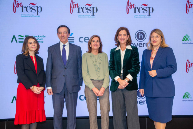 De izda a dcha: la secretaria general de Unacc, Cristina Freijanes; el presidente de Inverco, Ángel Aldama; la presidenta de Unespa, Mirentxu del Valle; la presidenta de AEB, Alejandra Kindelán; y el miembro del comité ejecutivo de FINRESP,Monica Malo, .