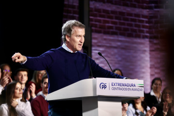 El presidente del PP, Alberto Núñez Feijóo, participa en un acto público, en el Pabellón Municipal Juan de Dios Ordóñez, a 16 de noviembre de 2025, en Lobón, Badajoz, Extremadura (España).