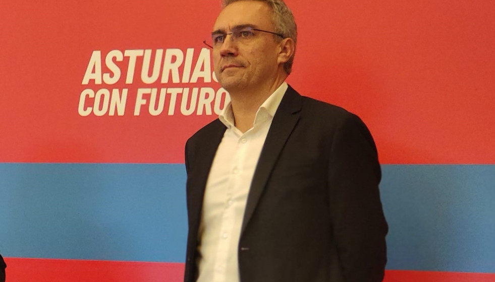 Archivo - El secretario de Estrategia y Acción Electoral de la Comisión Ejecutiva Federal del PSOE, Javier Izquierdo, en rueda de prensa en Oviedo.