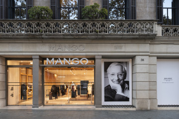 Homenaje a Isak Andic en la tienda de Mango en Barcelona.