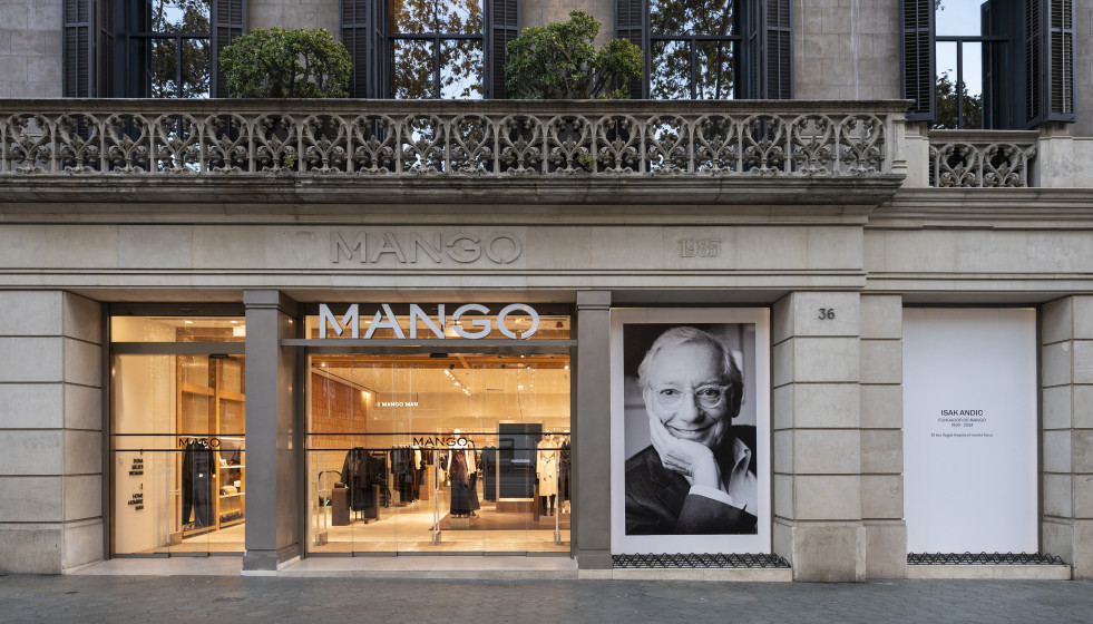 Homenaje a Isak Andic en la tienda de Mango en Barcelona.