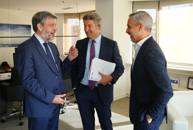 Archivo - El vicesecretario de Economía y Desarrollo Sostenible del PP, Alberto Nadal; el presidente del PP, Alberto Núñez Feijóo, y el vicesecretario de Hacienda, Vivienda e Infraestructuras, Juan Bravo.