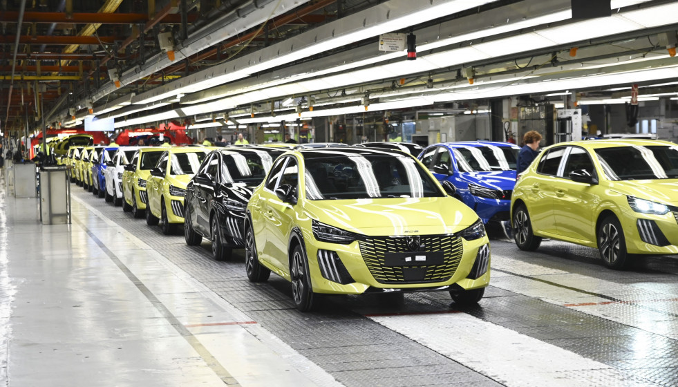 Archivo - Coches en la planta de Stellantis en Figueruelas (Zaragoza).