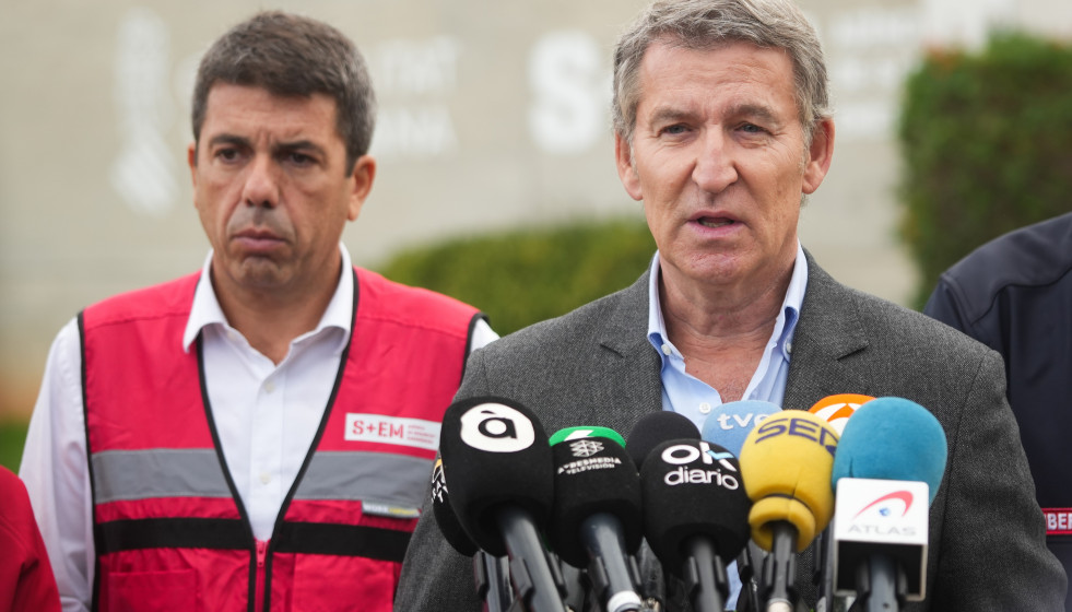 Archivo - El presidente de la Generalitat Valenciana, Carlos Mazón (i) y el presidente del Partido Popular, Alberto Núñez Feijóo (d), ofrecen declaraciones a los medios tras su visita al Centro de