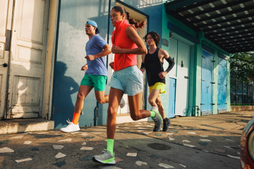 Archivo - Personas practicando deporte en la calle.
