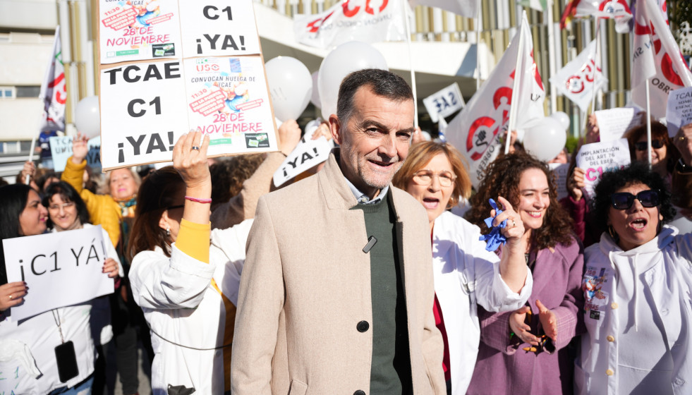 El candidato de Por Andalucía y líder de IU, Antonio Maíllo, asiste a la concentración con motivo de la huelga convocada por el colectivo de Técnicos en Cuidados Auxiliares de Enfermería (TCAE),