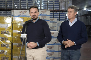 El presidente nacional del PP, Alberto Núñez Feijóo, y el secretario general del PP extremeño, Abel Bautista, en declaraciones a los medios en Talarrubias (Badajoz)