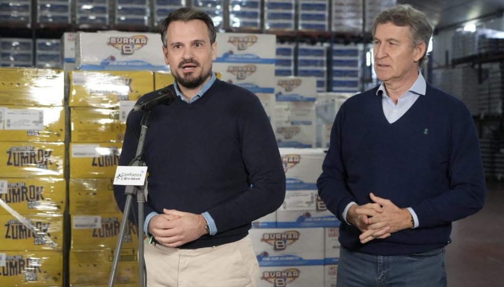 El presidente nacional del PP, Alberto Núñez Feijóo, y el secretario general del PP extremeño, Abel Bautista, en declaraciones a los medios en Talarrubias (Badajoz)