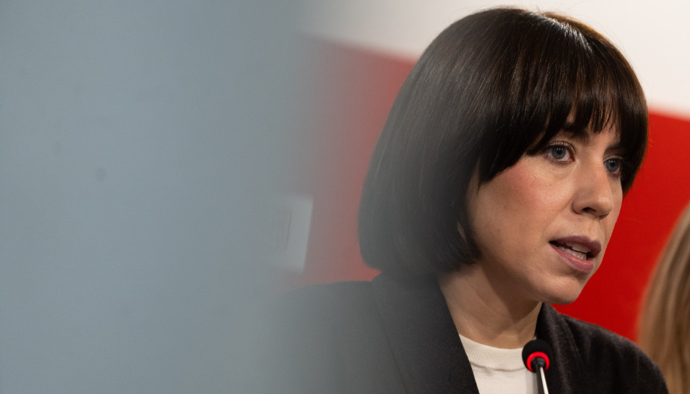 Archivo - La ministra de Ciencia, Innovación y Universidades y secretaria general del PSPV-PSOE, Diana Morant, atiende a los medios de comunicación
