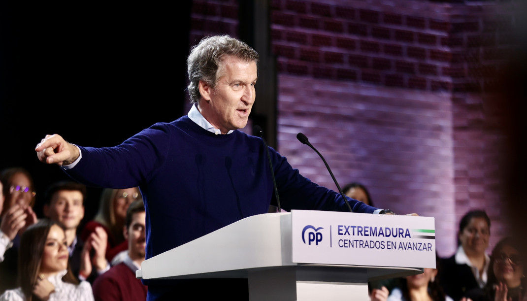 El presidente del PP, Alberto Núñez Feijóo, participa en un acto público, en el Pabellón Municipal Juan de Dios Ordóñez, a 16 de noviembre de 2025, en Lobón, Badajoz, Extremadura (España).