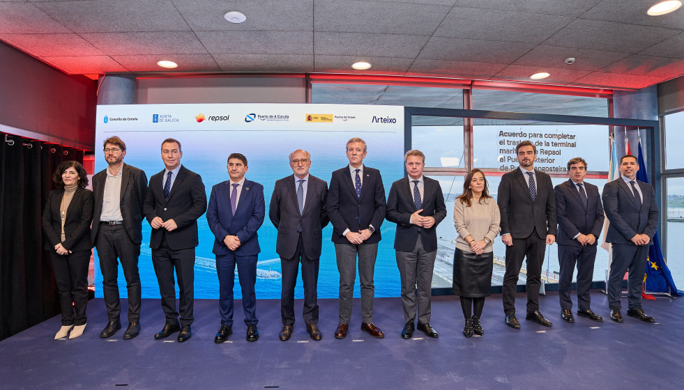 El presidente de la Xunta, Alfonso Rueda, entre otros, en el acto institucional en el que Repsol y la Autoridad Portuaria de A Coruña han presentado el acuerdo para completar el traslado al Puerto Ex