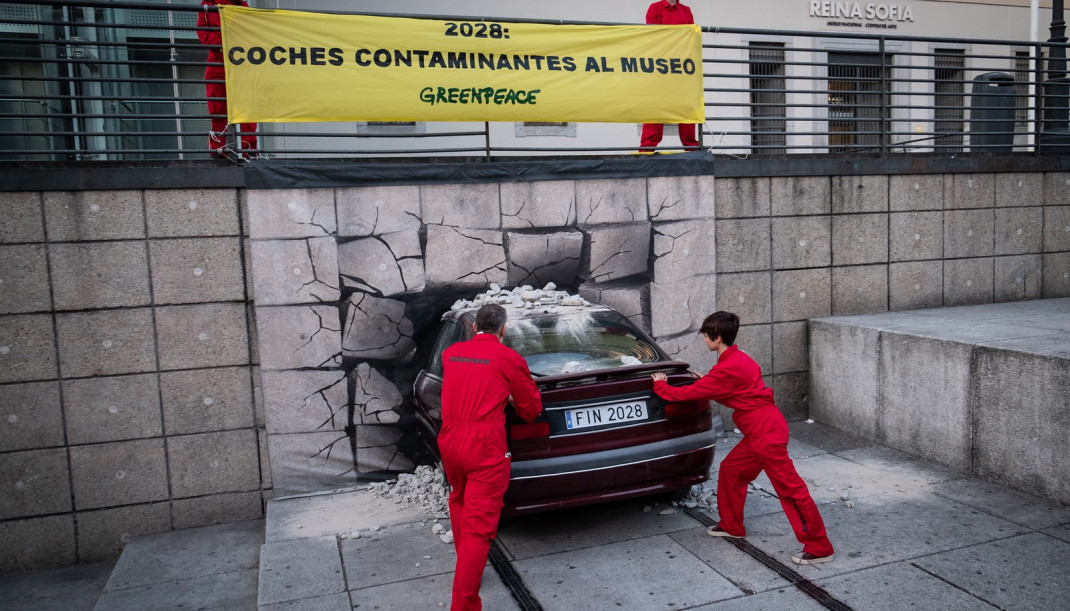Archivo - Greenpeace pide a la Comisión Europea mantener la prohibición de vender coches de combustión para 2035