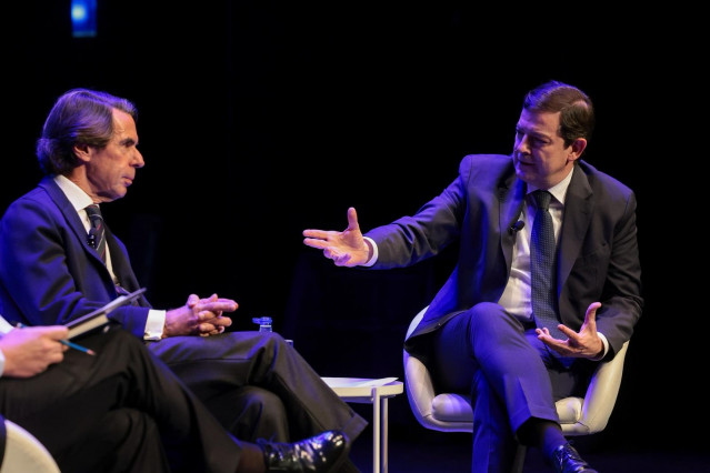 El expresidente del Gobierno José María Aznar en un diálogo con el jefe del Ejecutivo autonómico de Castilla y León, Alfonso Fernández Mañueco