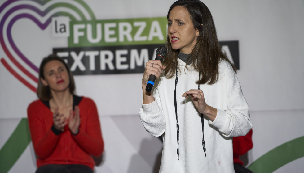 Ione Belarra en su discurso junto Irene Montero en un acto de campaña, en el Palacio de Congresos, a 12 de diciembre de 2025, en Badajoz.