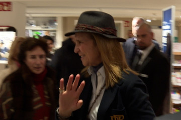 La Infanta Elena acude a la firma de las memorias de su padre, el Rey Juan Carlos I.