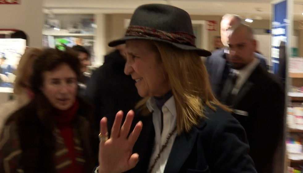 La Infanta Elena acude a la firma de las memorias de su padre, el Rey Juan Carlos I.