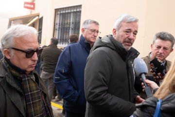 El presidente del Gobierno de Aragón, Jorge Azcón, junto a los consejeros de Agricultura, Ganadería y Alimentación, Javier Rincón, y de Medio Ambiente y Turismo, Manuel Blasco, atiende a los medi